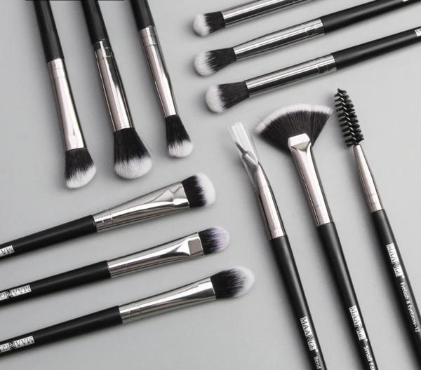 Set of 12 Professional Make-Up Brushes